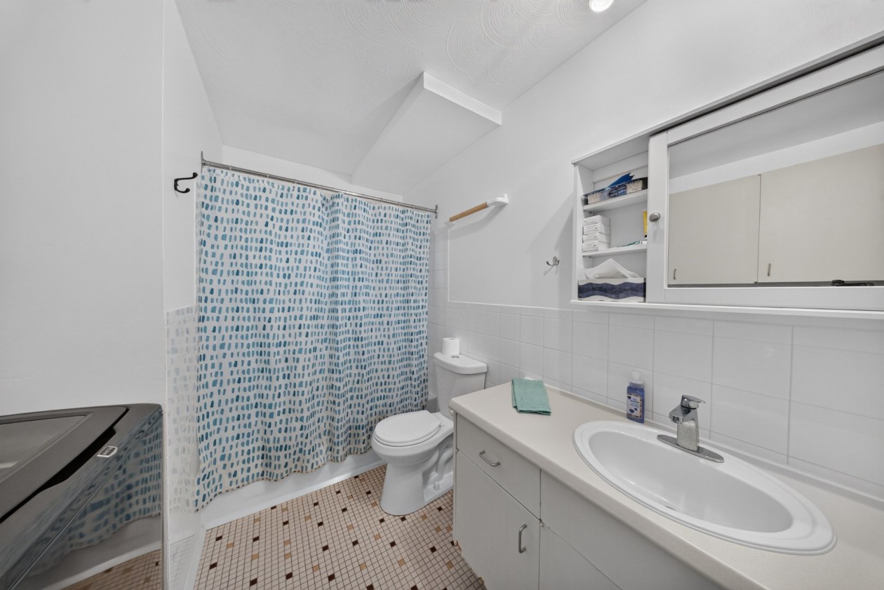 Salle de bains — 3086 - 3090 Rue Galt O., Sherbrooke