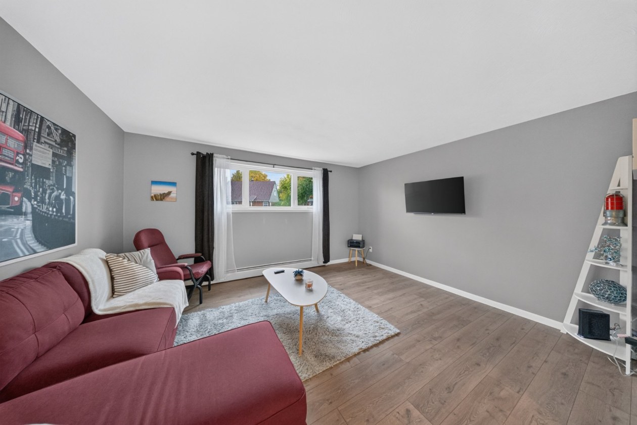 Salon — 3086 - 3090 Rue Galt O., Sherbrooke