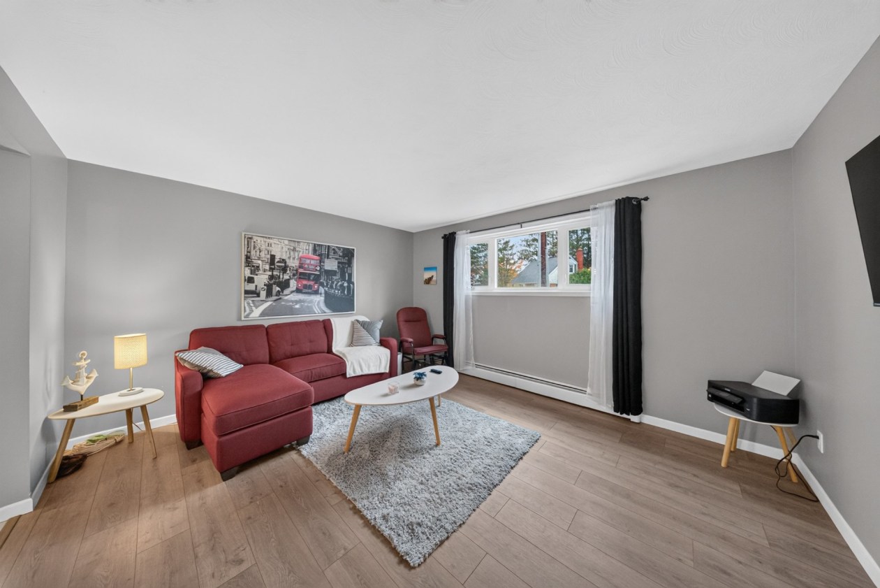 Salon — 3086 - 3090 Rue Galt O., Sherbrooke