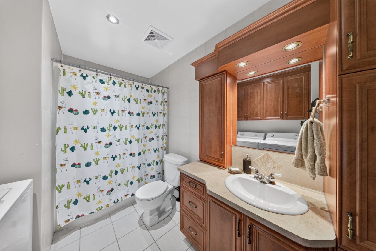 Salle de bains — 3086 - 3090 Rue Galt O., Sherbrooke