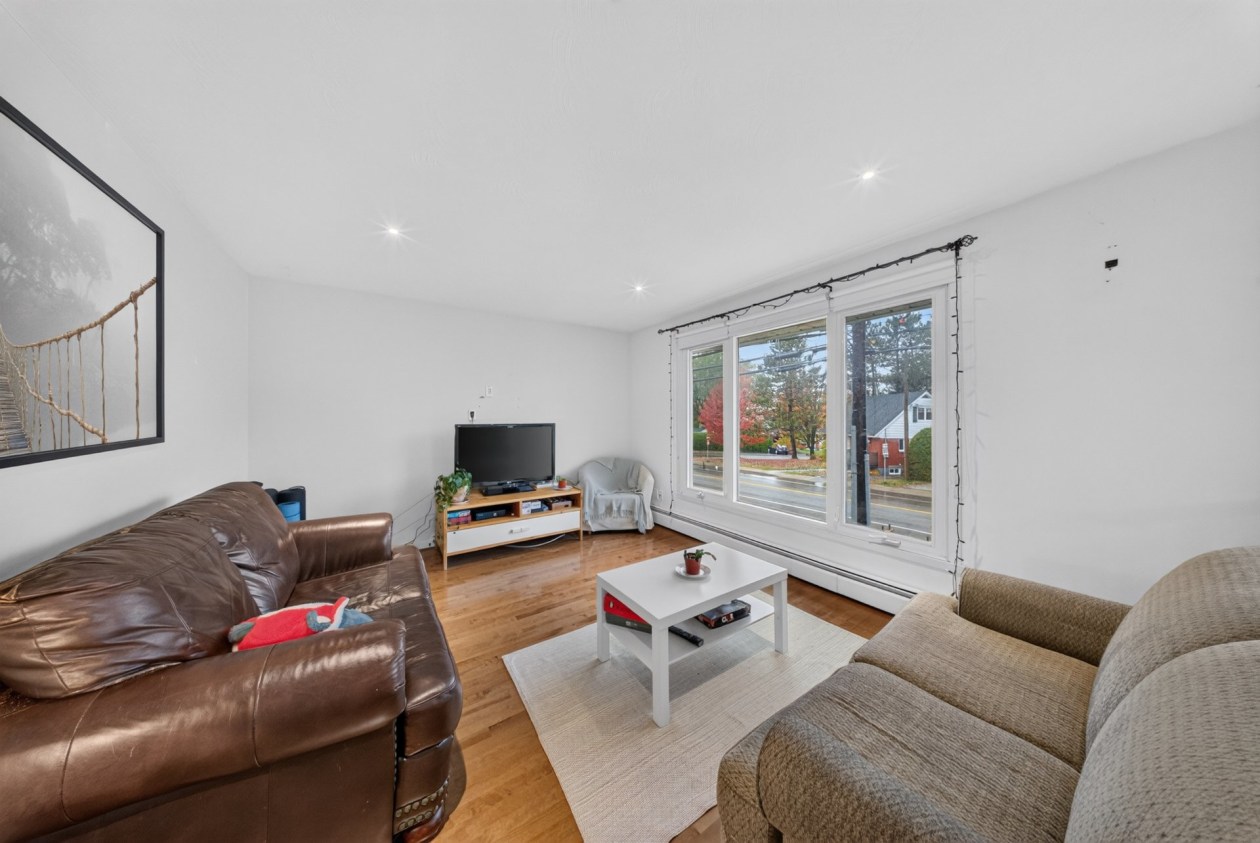 Salon — 3086 - 3090 Rue Galt O., Sherbrooke