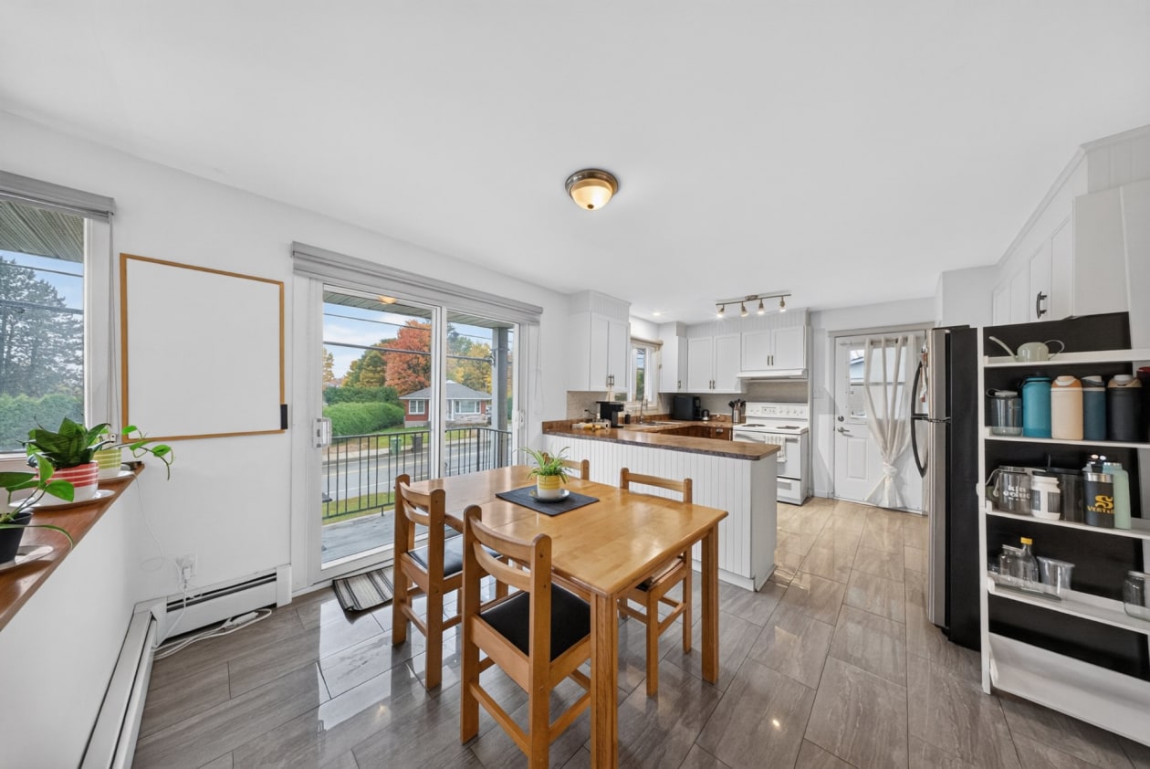 Salle à manger — 3086 - 3090 Rue Galt O., Sherbrooke