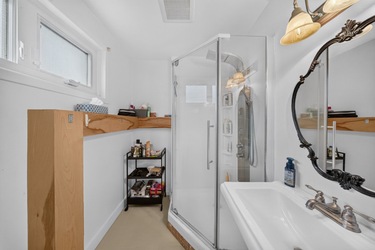 Salle de bains — 3086 - 3090 Rue Galt O., Sherbrooke