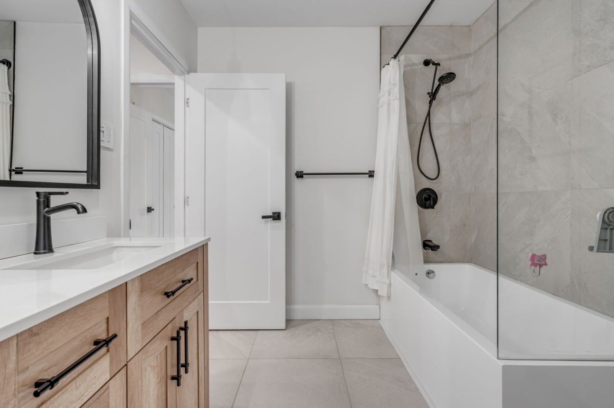 Salle de bains — 235 Rue Griffin, Shannon