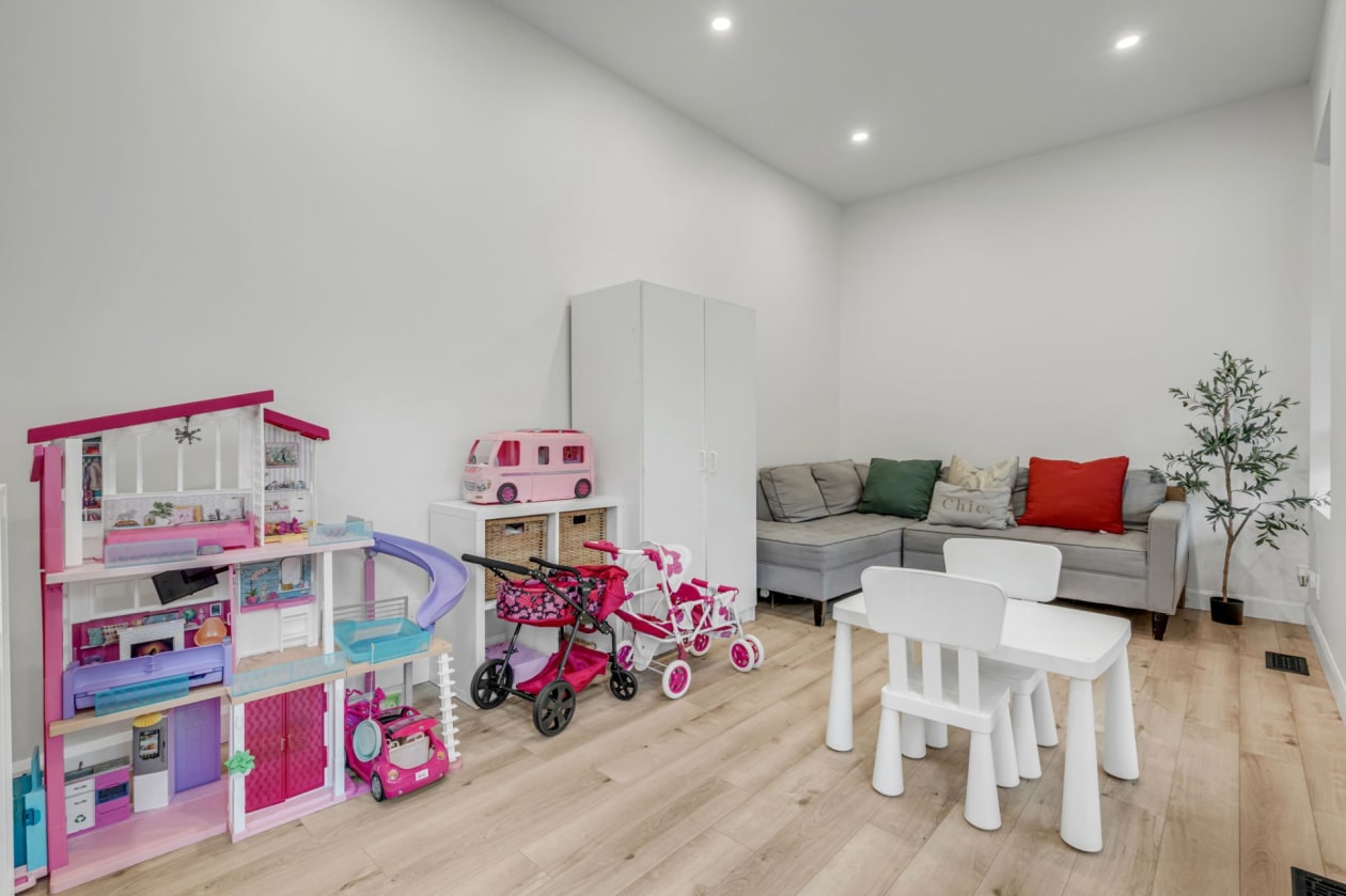 Boudoir — 235 Rue Griffin, Shannon