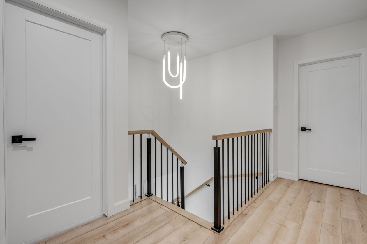 Corridor — 235 Rue Griffin, Shannon