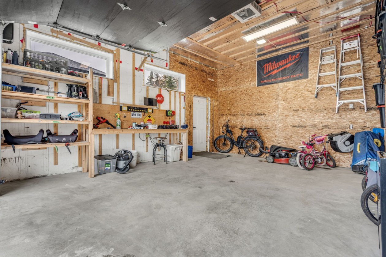Garage — 235 Rue Griffin, Shannon