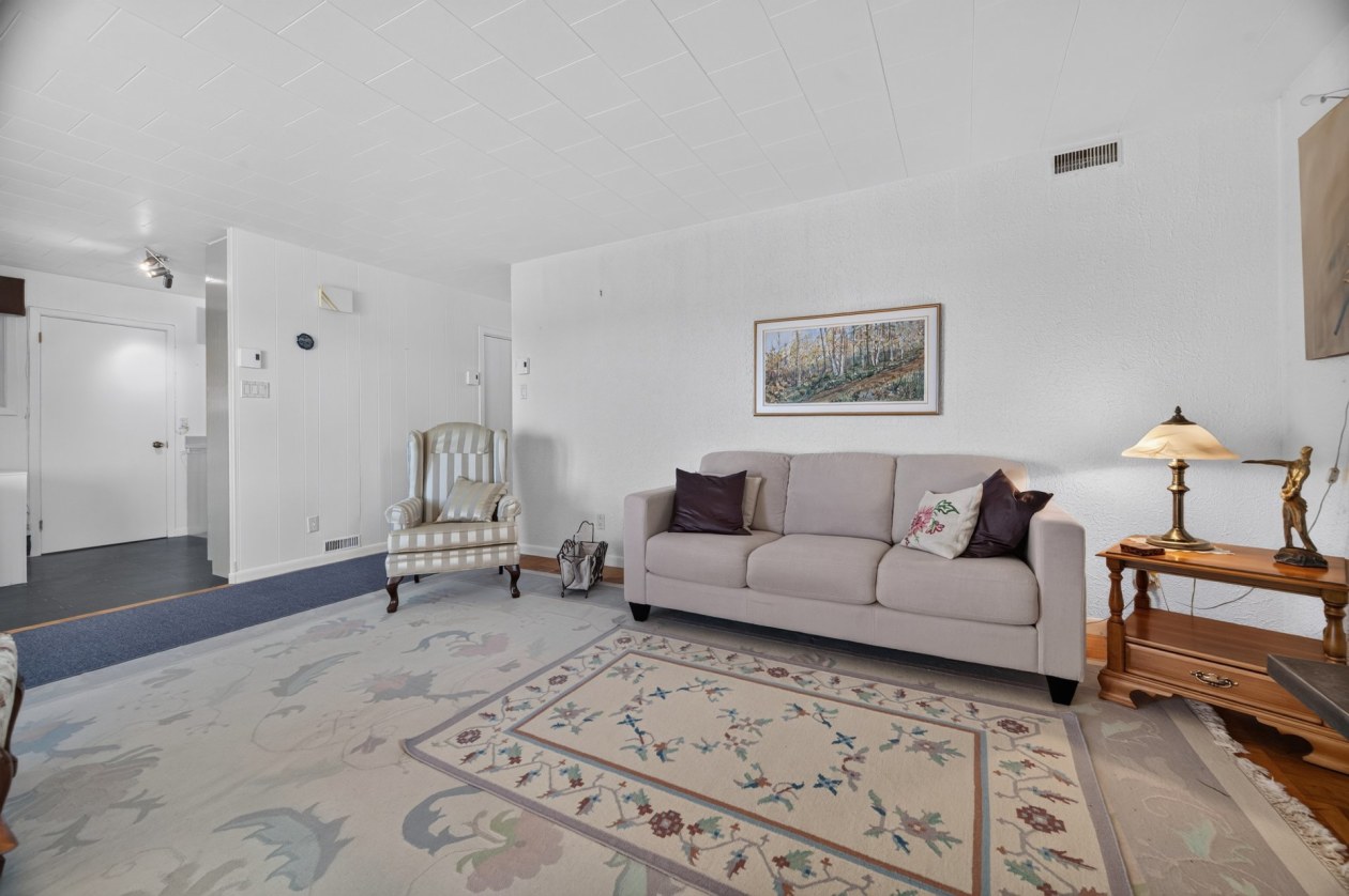 Salon — 229 Route 132 O., Sainte-Luce
