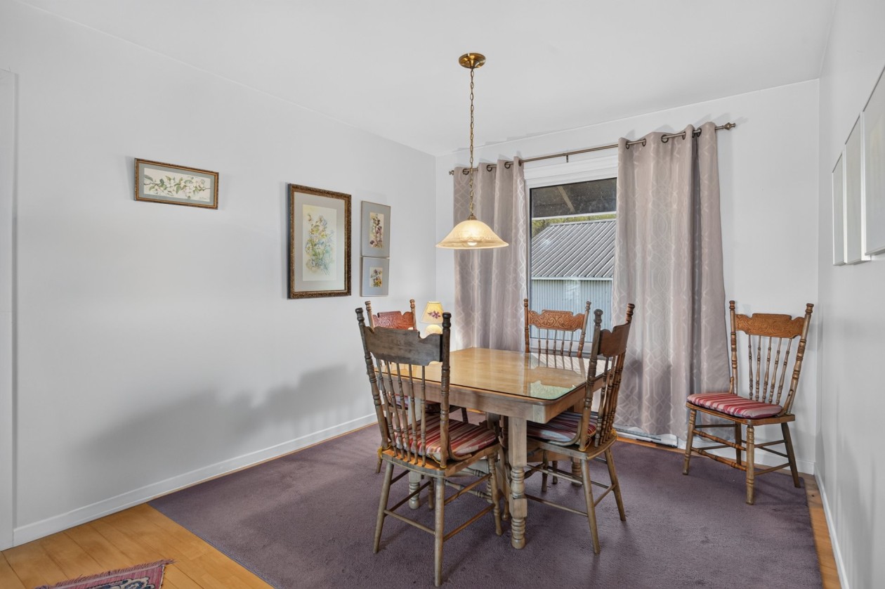 Salle à manger — 229 Route 132 O., Sainte-Luce