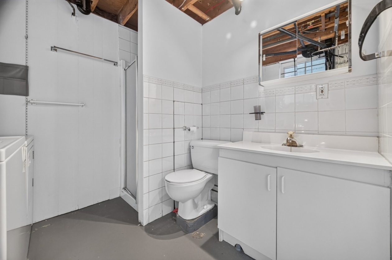 Salle de bains — 229 Route 132 O., Sainte-Luce