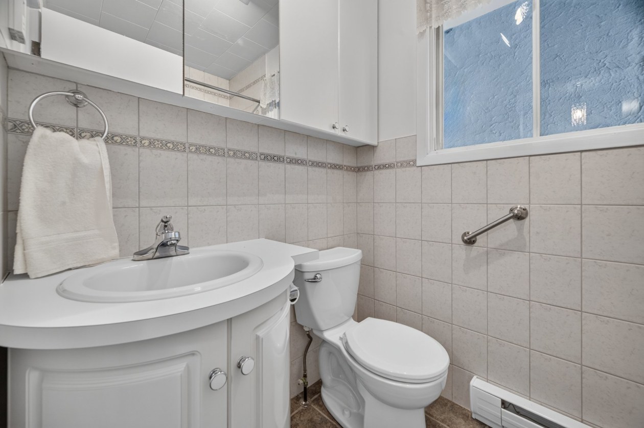 Salle de bains — 229 Route 132 O., Sainte-Luce
