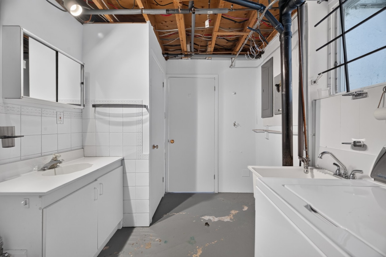 Salle de bains — 229 Route 132 O., Sainte-Luce