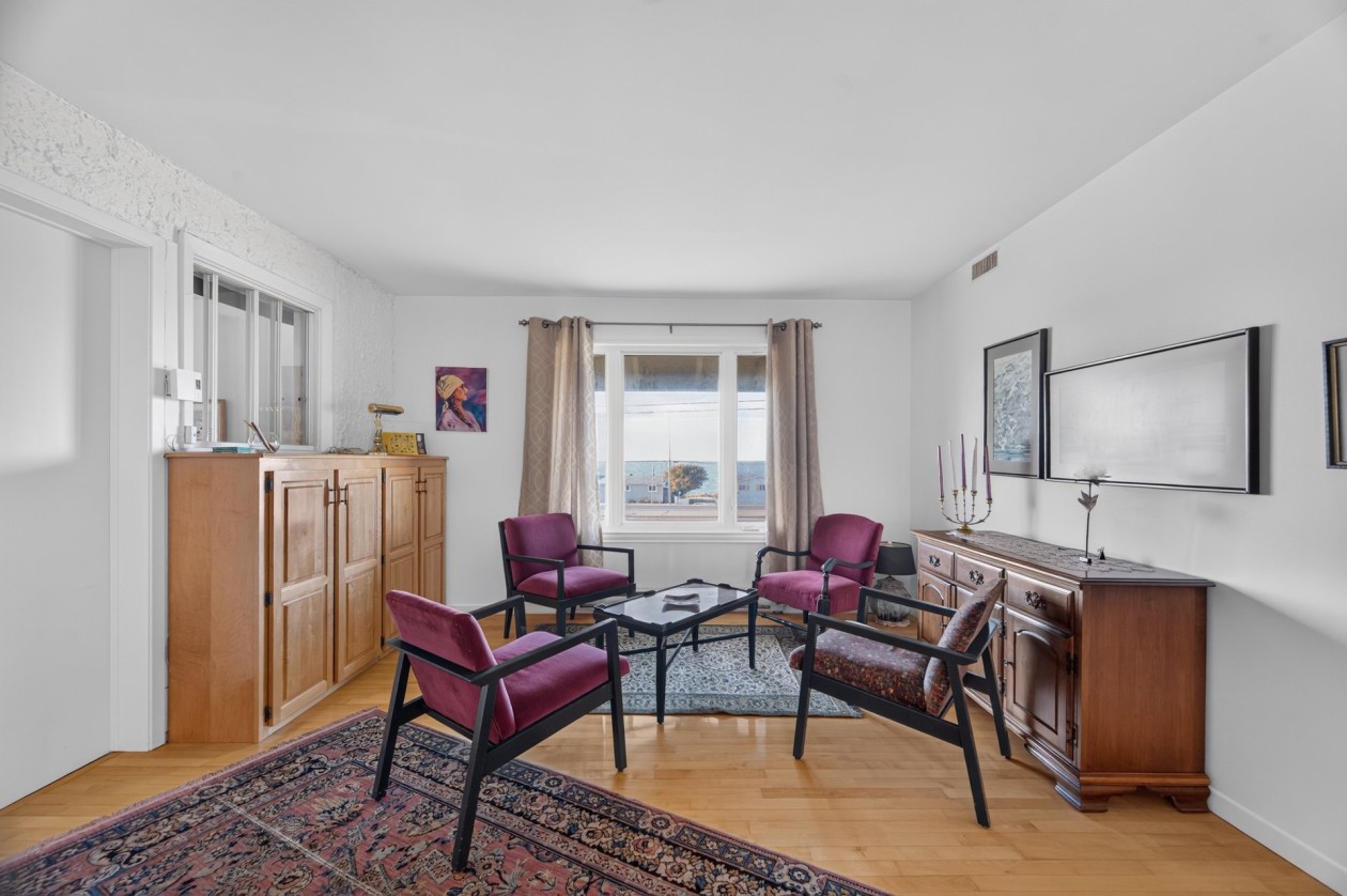 Salle familiale — 229 Route 132 O., Sainte-Luce