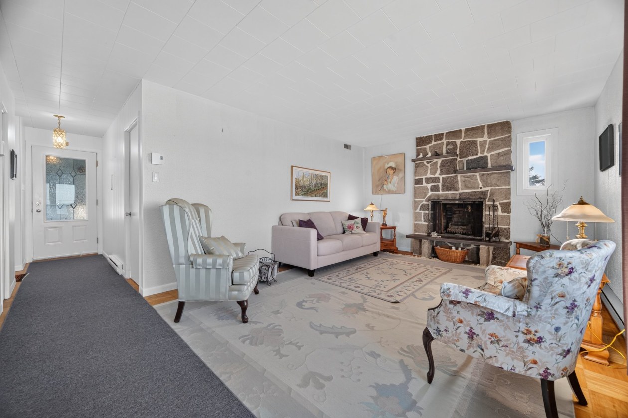 Salon — 229 Route 132 O., Sainte-Luce
