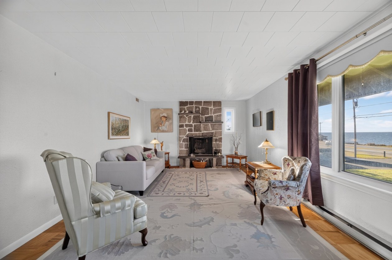 Salon — 229 Route 132 O., Sainte-Luce