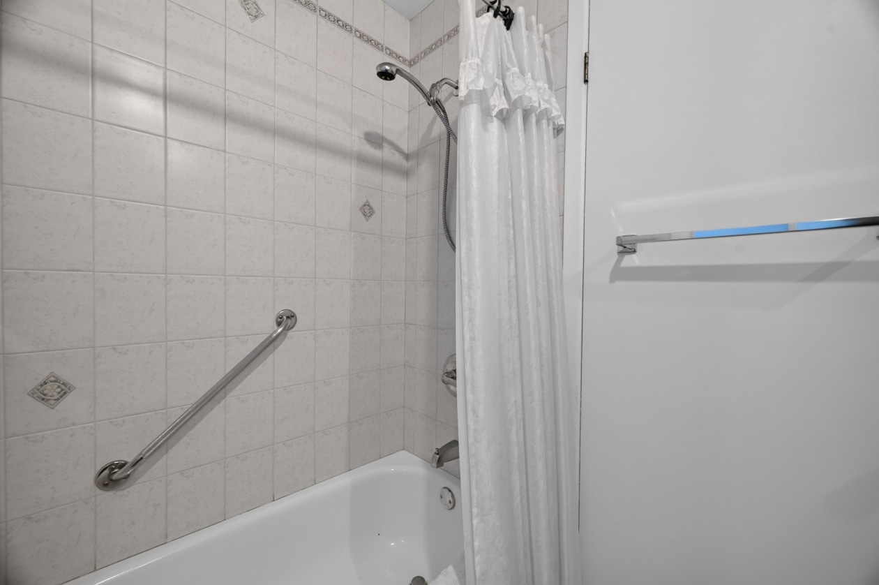 Salle de bains — 229 Route 132 O., Sainte-Luce