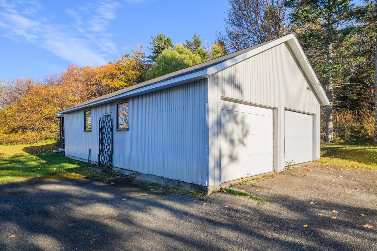 Garage — 229 Route 132 O., Sainte-Luce