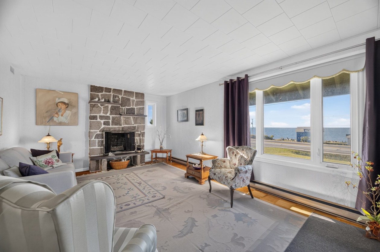 Salon — 229 Route 132 O., Sainte-Luce