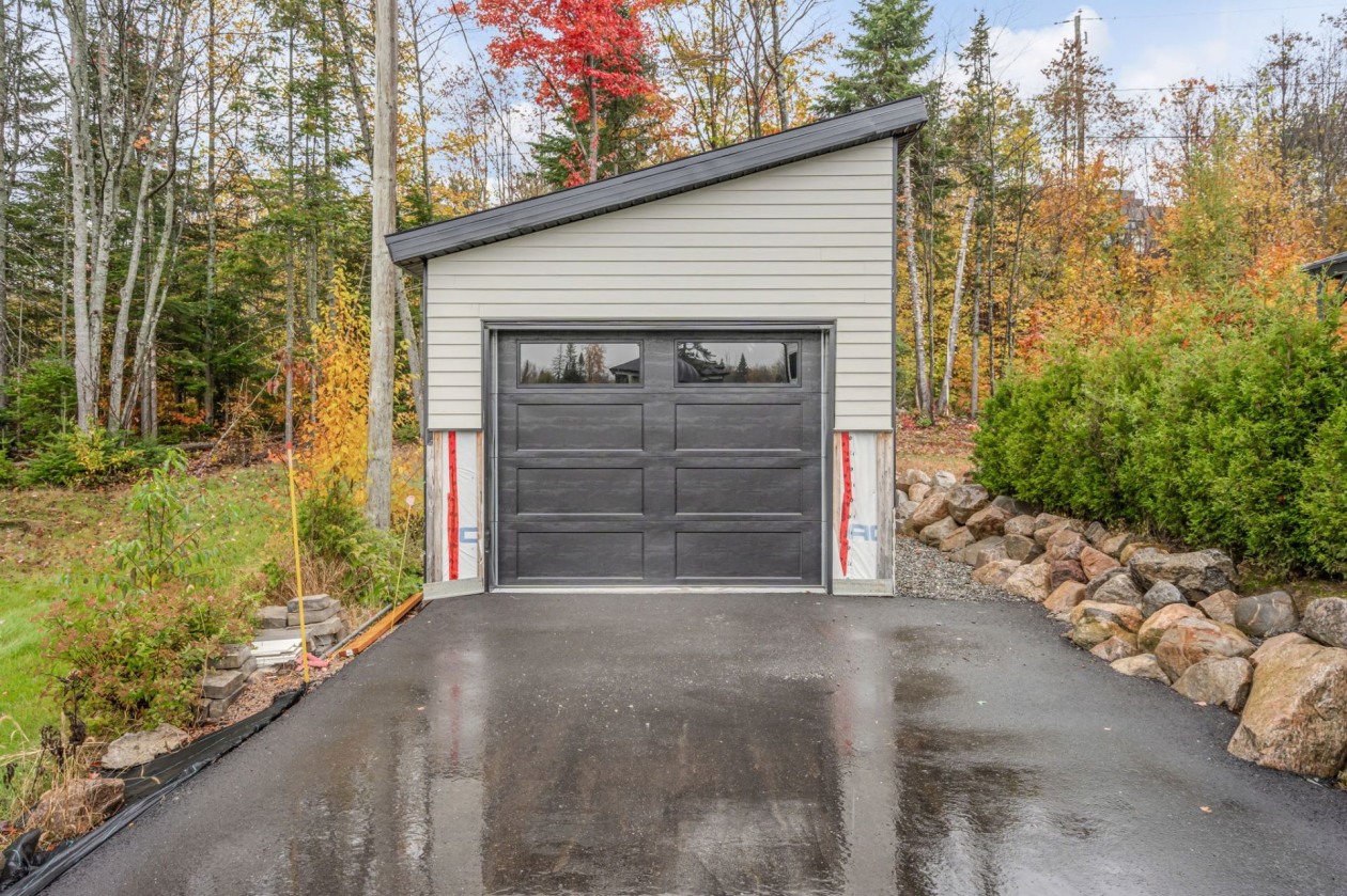 Garage — 235 Rue Griffin, Shannon