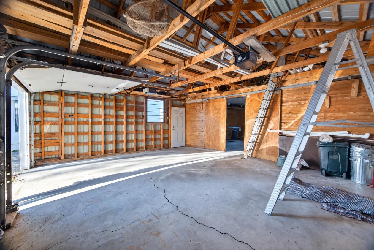 Garage — 229 Route 132 O., Sainte-Luce
