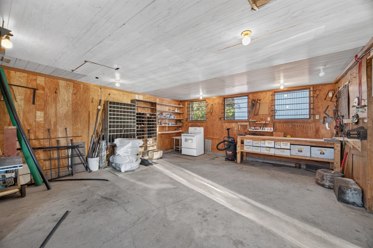 Garage — 229 Route 132 O., Sainte-Luce