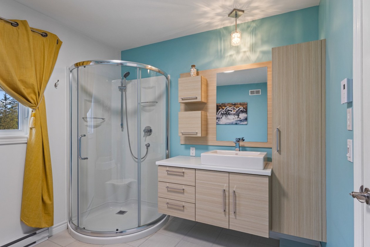 Salle de bains — 5144 Rue Albani, Sherbrooke