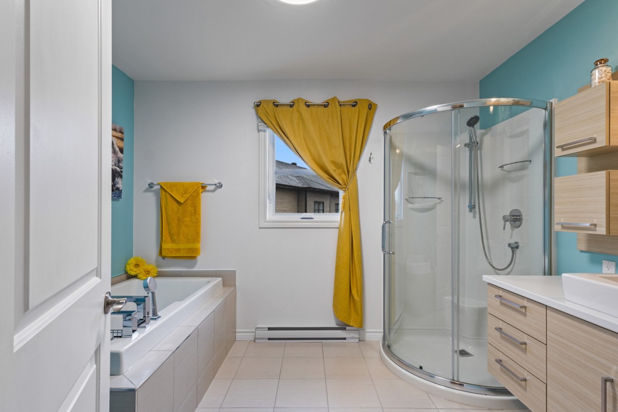 Salle de bains — 5144 Rue Albani, Sherbrooke
