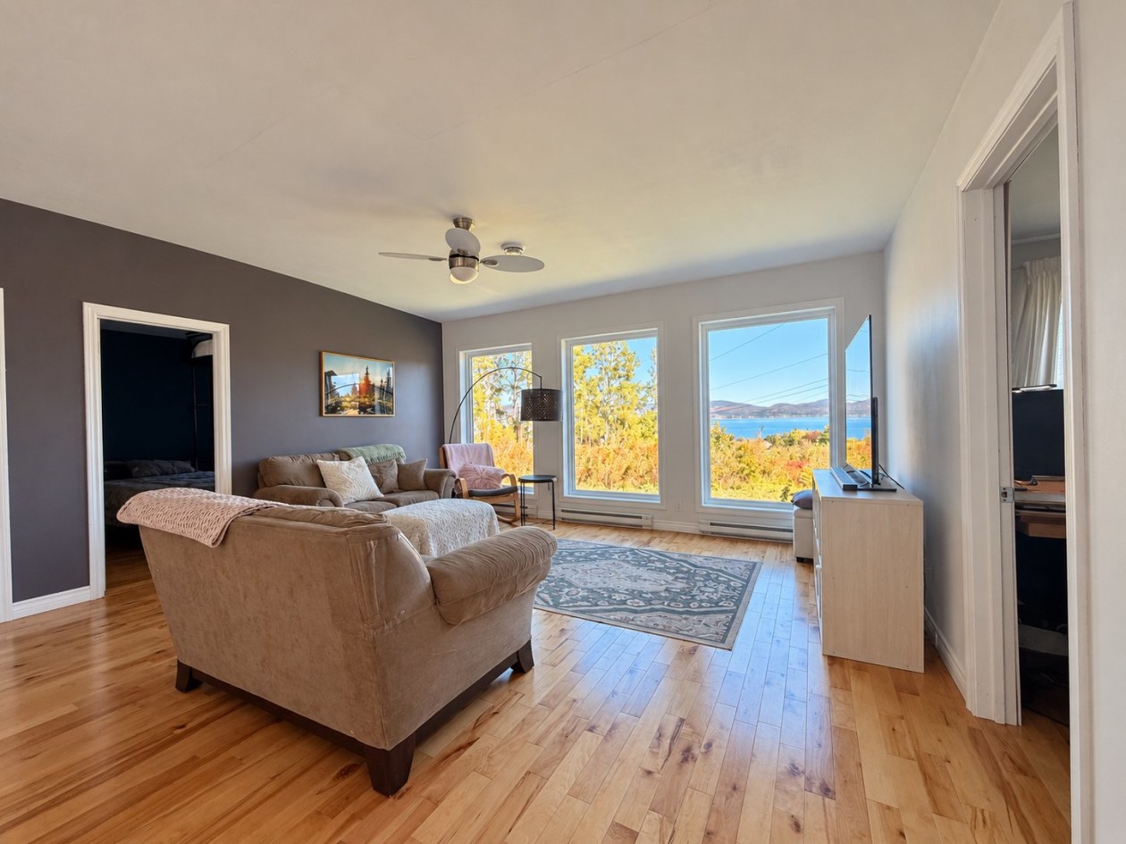 Salon — 8 Rue Assels, Gaspé