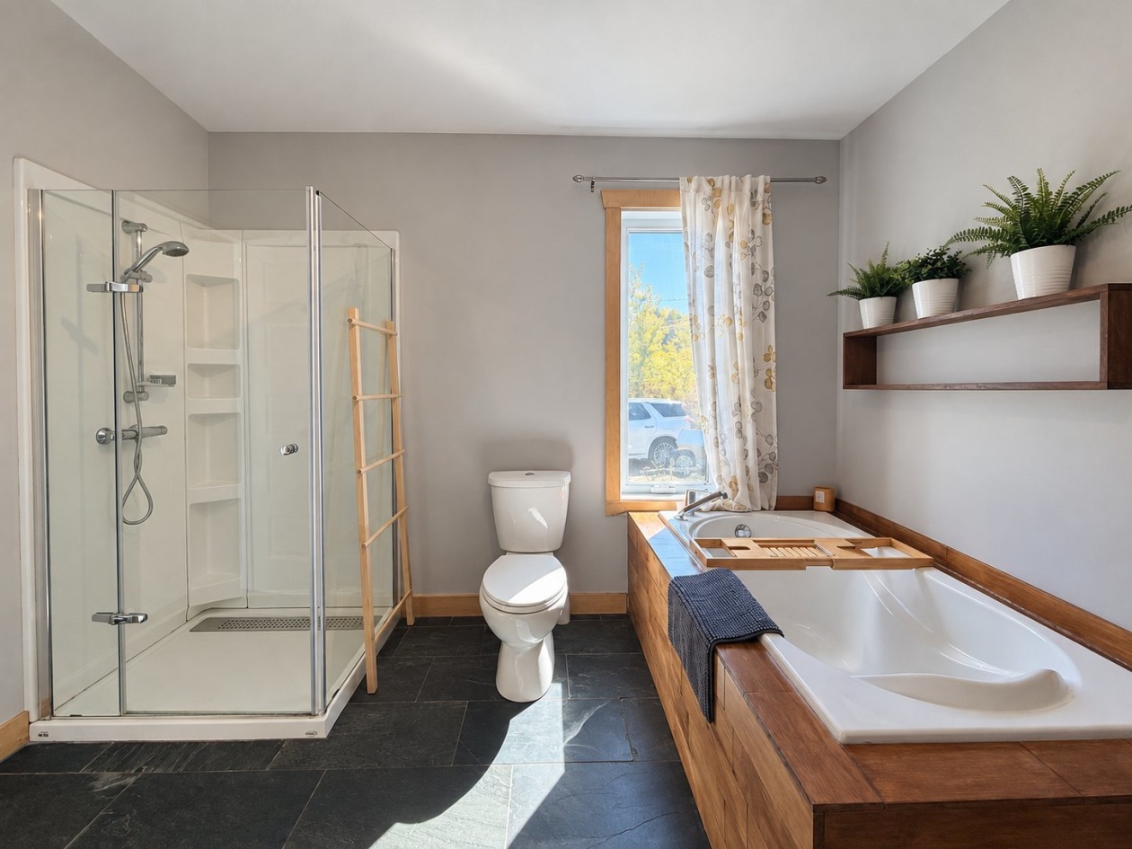 Salle de bains — 8 Rue Assels, Gaspé