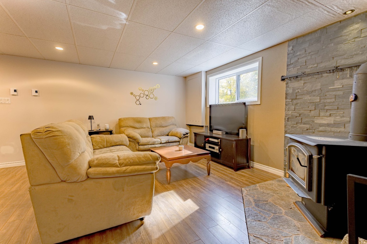 Salle familiale — 2003 Rue J.S.-Brulé, Saint-Maurice