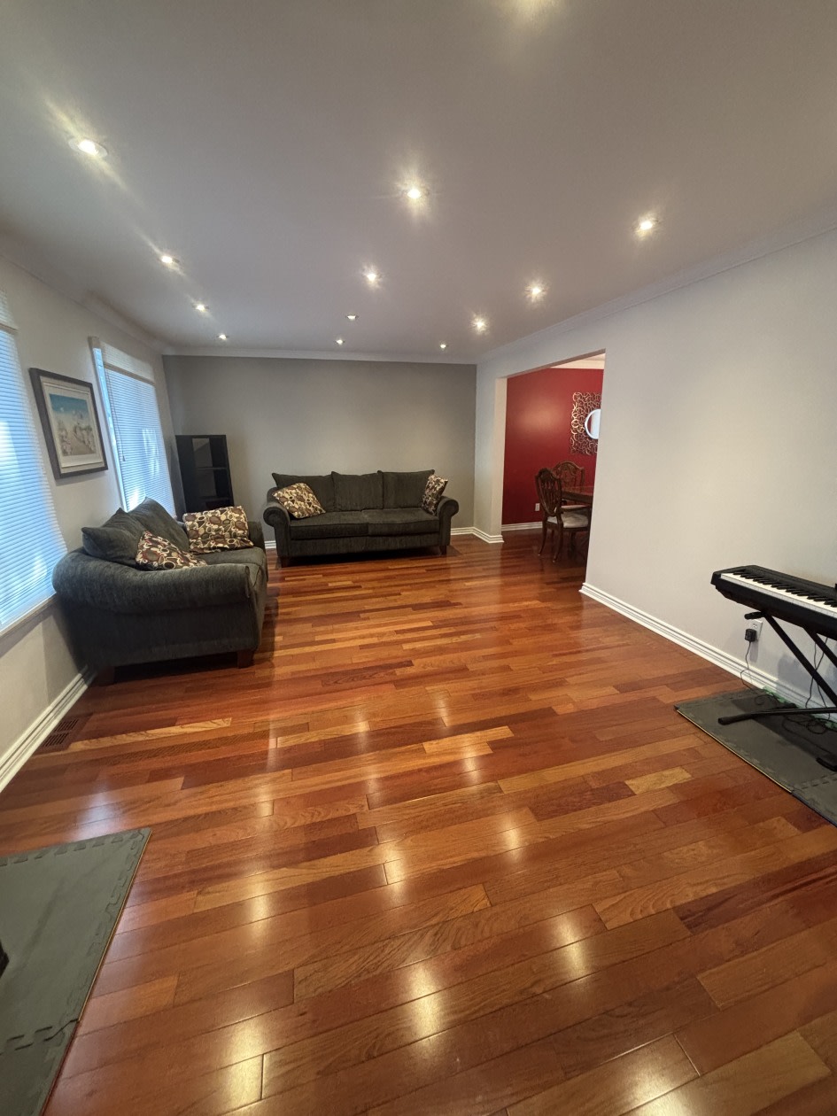 Salon — 78 Rue Canterbury, Dollard-Des-Ormeaux