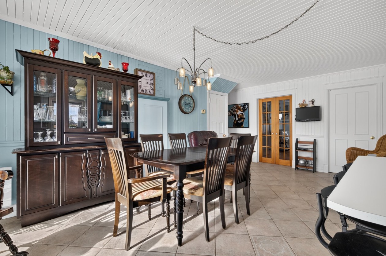 Salle à manger — 293 2e Rang E., Sainte-Luce