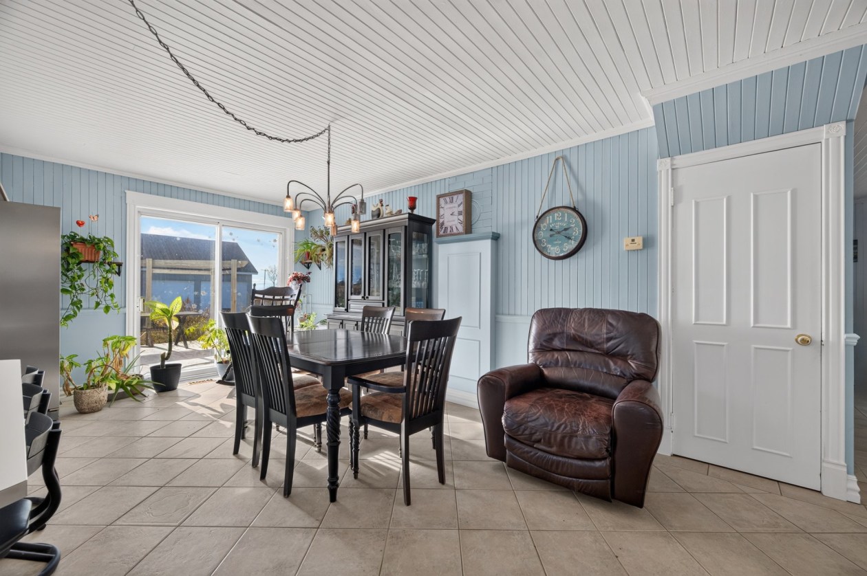 Salle à manger — 293 2e Rang E., Sainte-Luce
