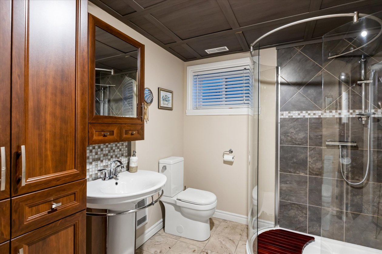 Salle de bains — 1365 Av. Godefroy, Bécancour