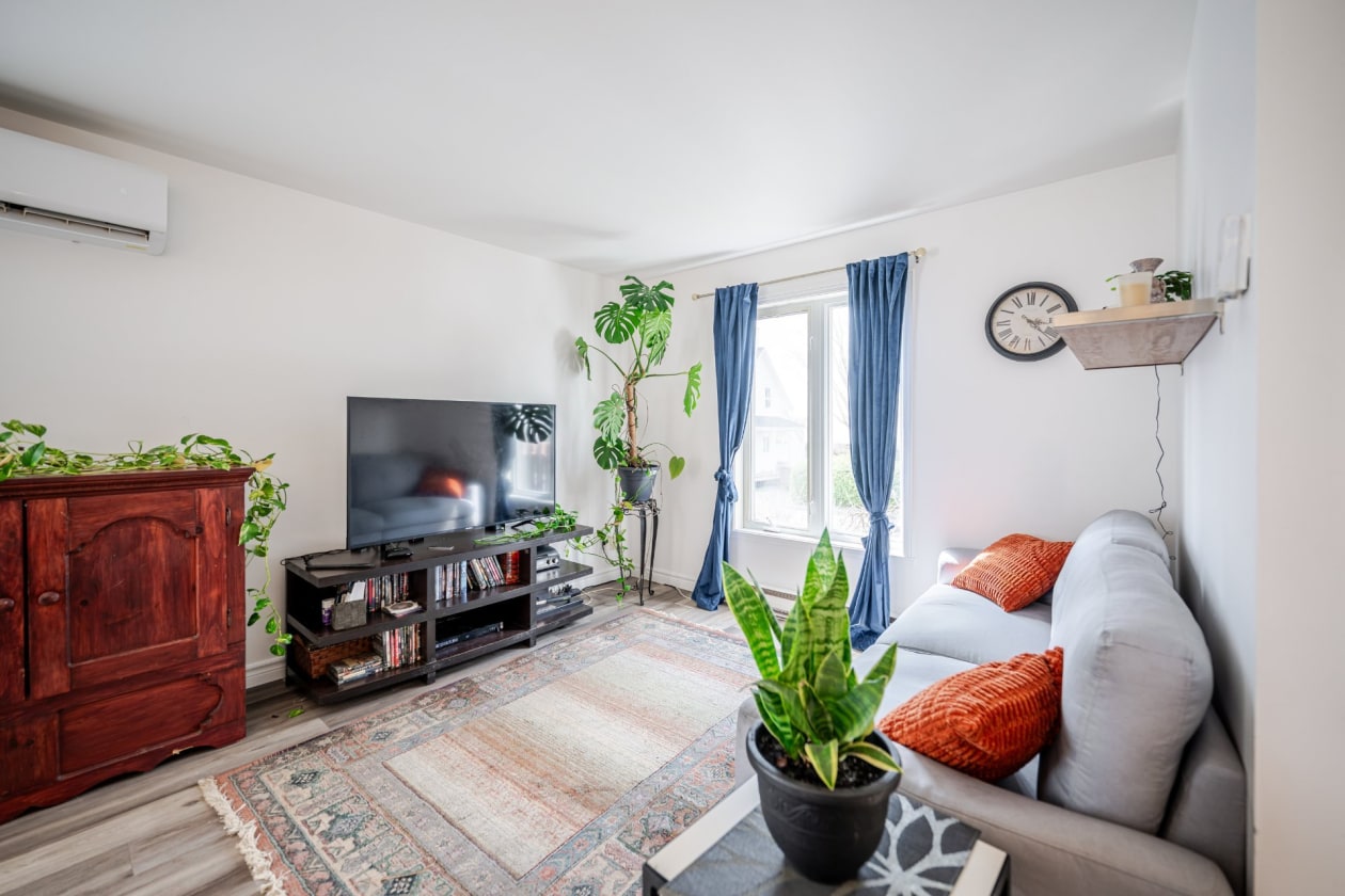 Salon — 31 Rue Quintal, Saint-Liboire