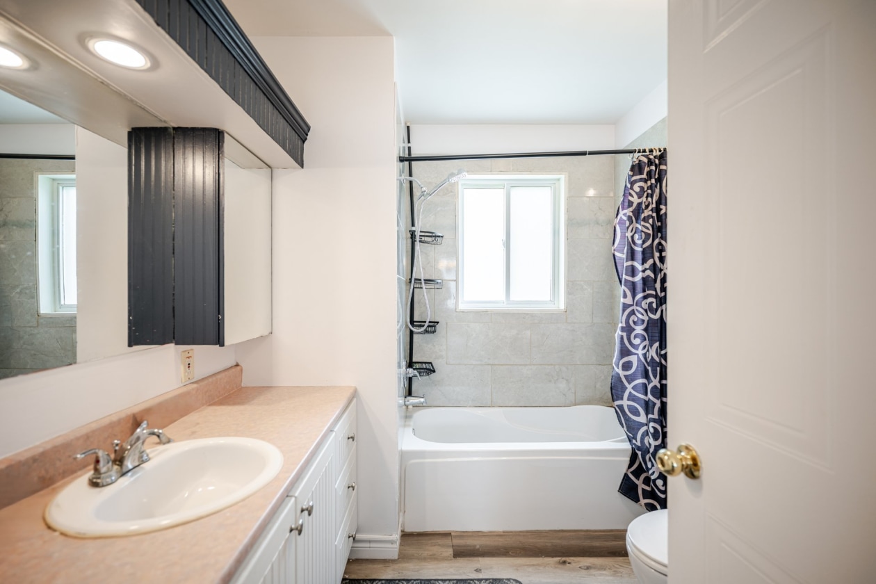 Salle de bains — 31 Rue Quintal, Saint-Liboire