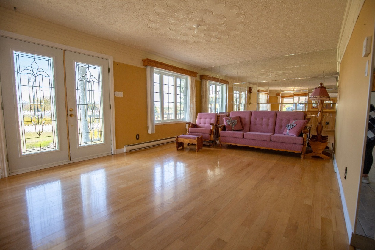 Salon — 374 Route 138, Saint-Hilarion