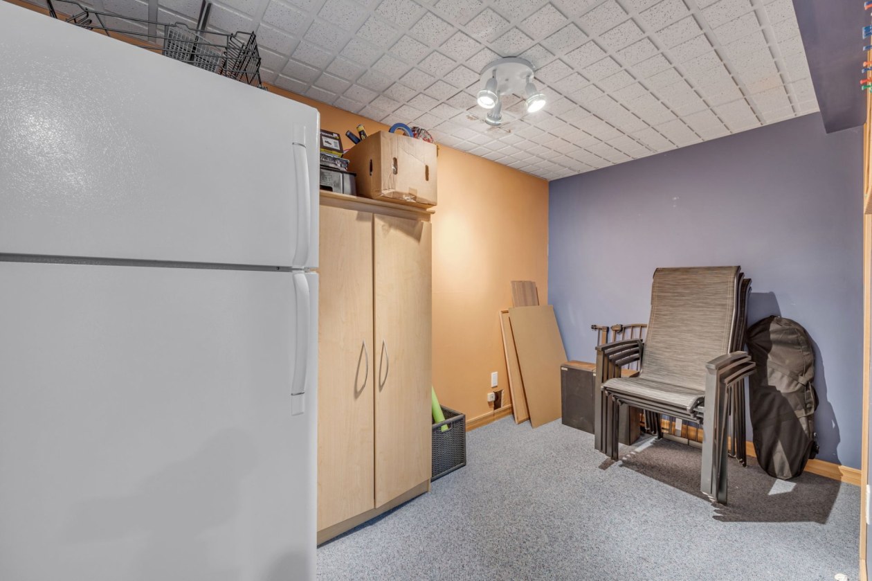 Storage — 4541 Av. de l'Eau-Vive, Lévis