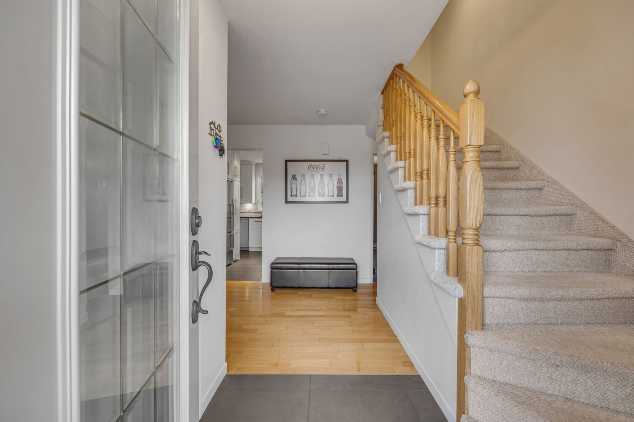 Entrance hall — 4541 Av. de l'Eau-Vive, Lévis