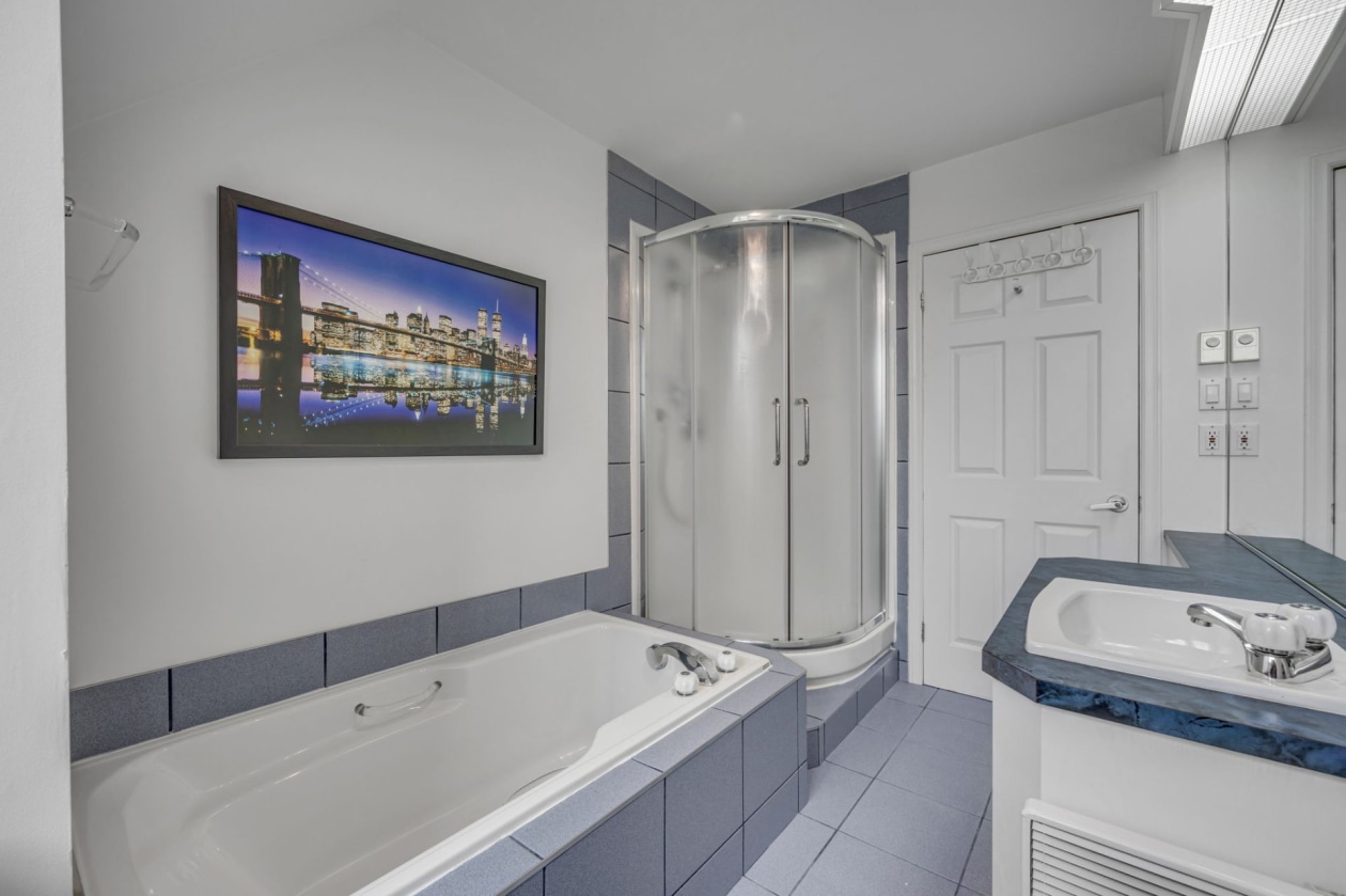 Bathroom — 4541 Av. de l'Eau-Vive, Lévis