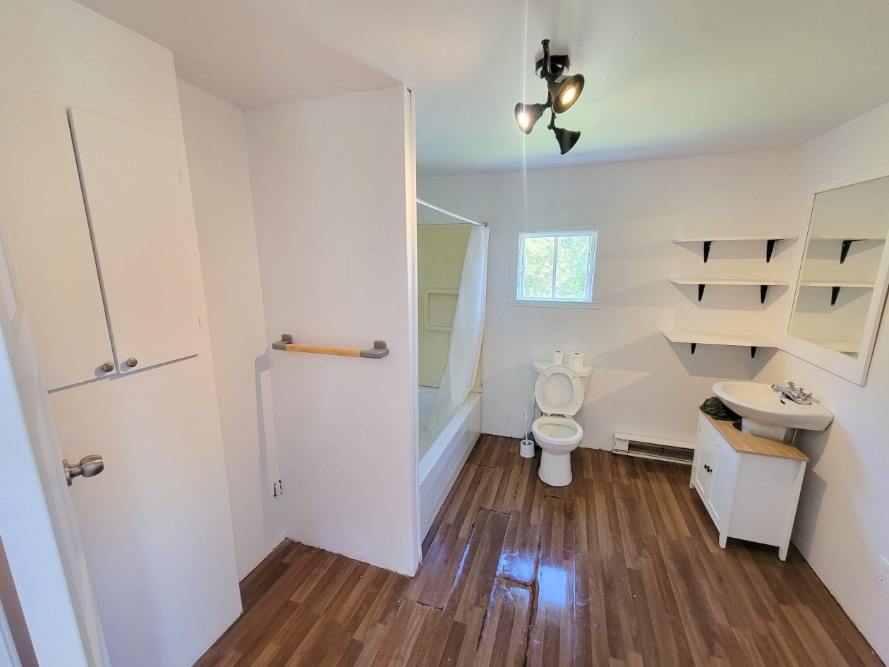 Salle de bains — 31 Rue Aubut, Gaspé