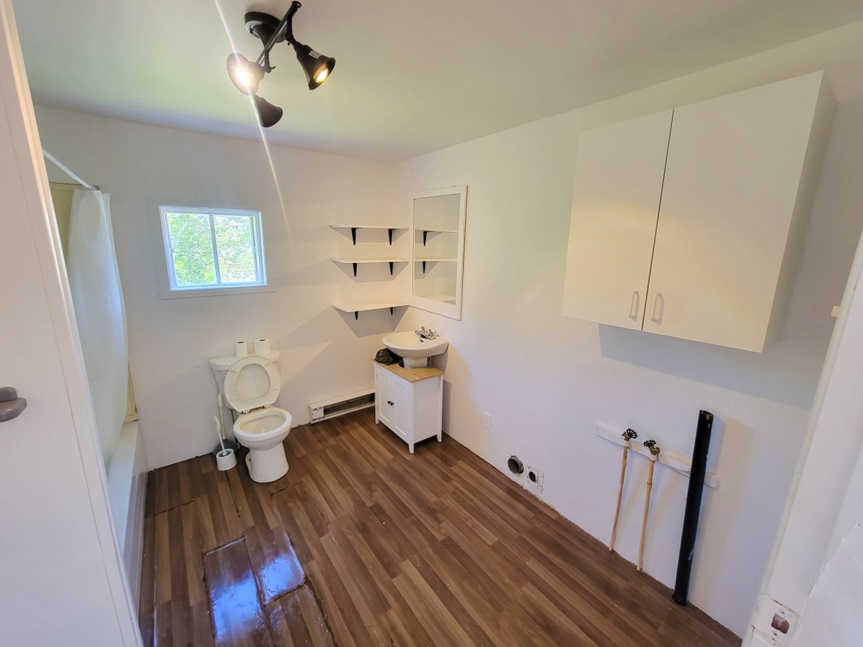 Salle de bains — 31 Rue Aubut, Gaspé