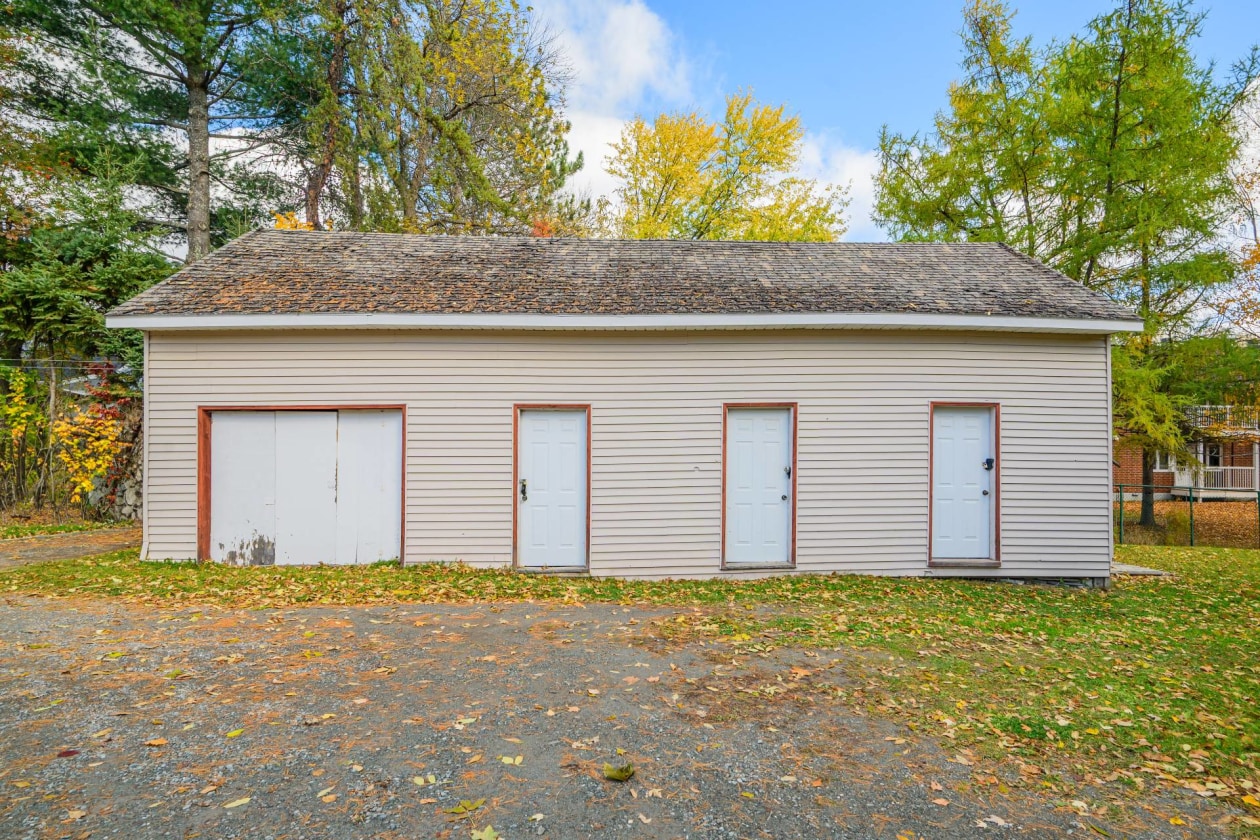Garage — 10 - 10B Rue Bérubé, Témiscouata-sur-le-Lac
