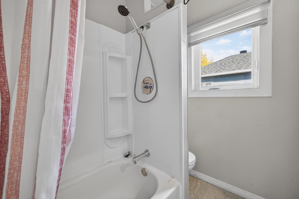 Salle de bains — 10 - 10B Rue Bérubé, Témiscouata-sur-le-Lac