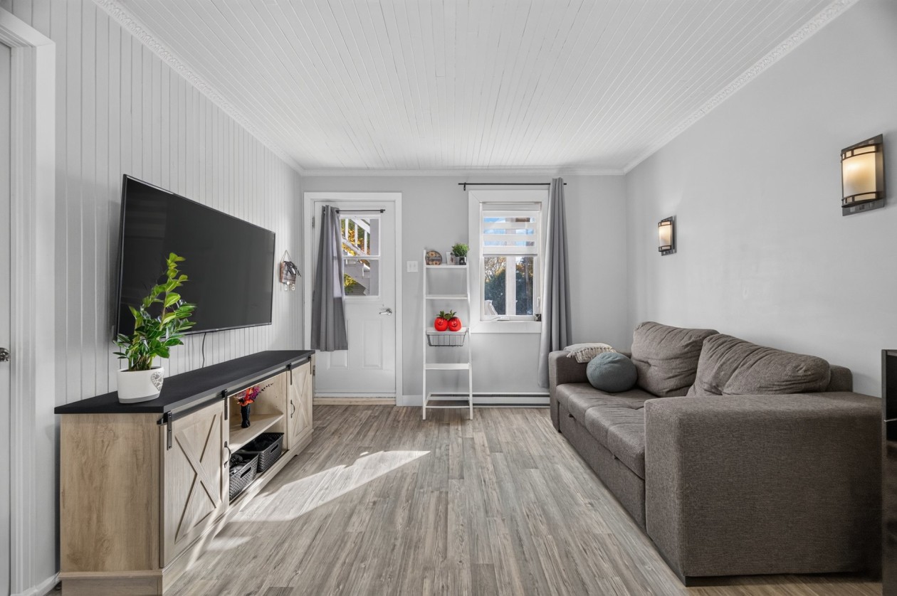 Salon — 10 - 10B Rue Bérubé, Témiscouata-sur-le-Lac