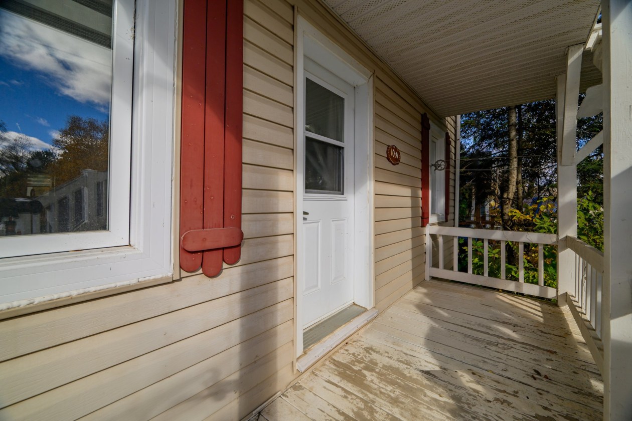 Entrée extérieure — 10 - 10B Rue Bérubé, Témiscouata-sur-le-Lac
