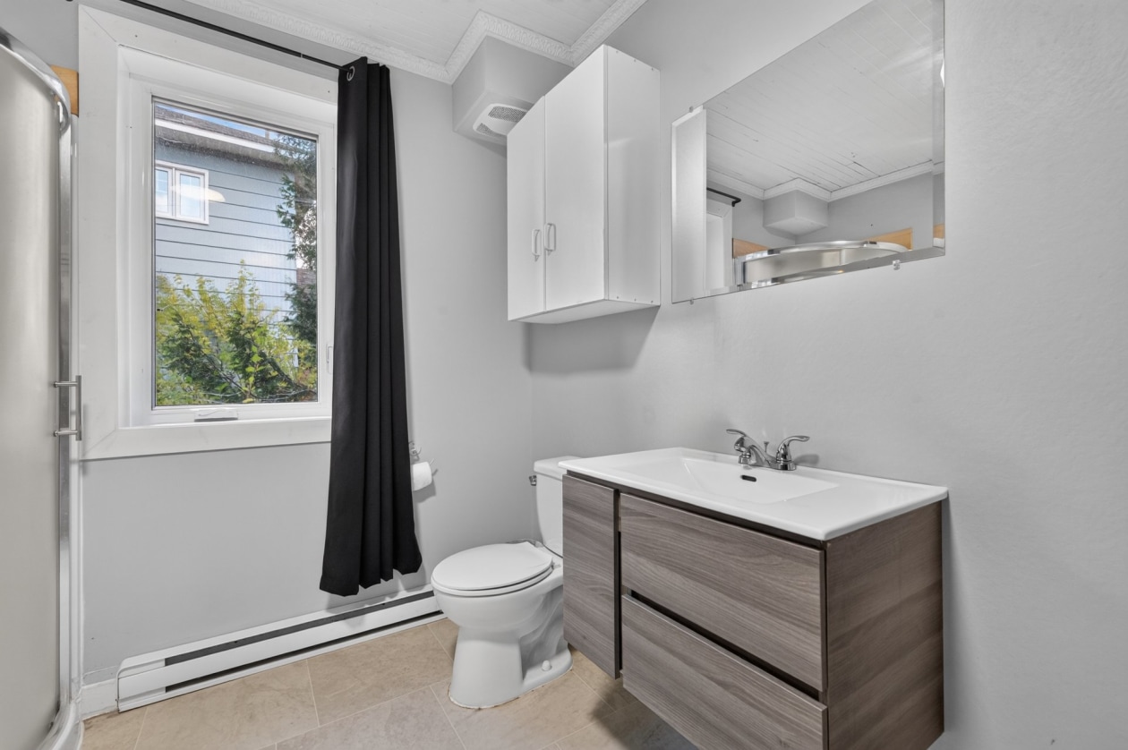 Salle de bains — 10 - 10B Rue Bérubé, Témiscouata-sur-le-Lac