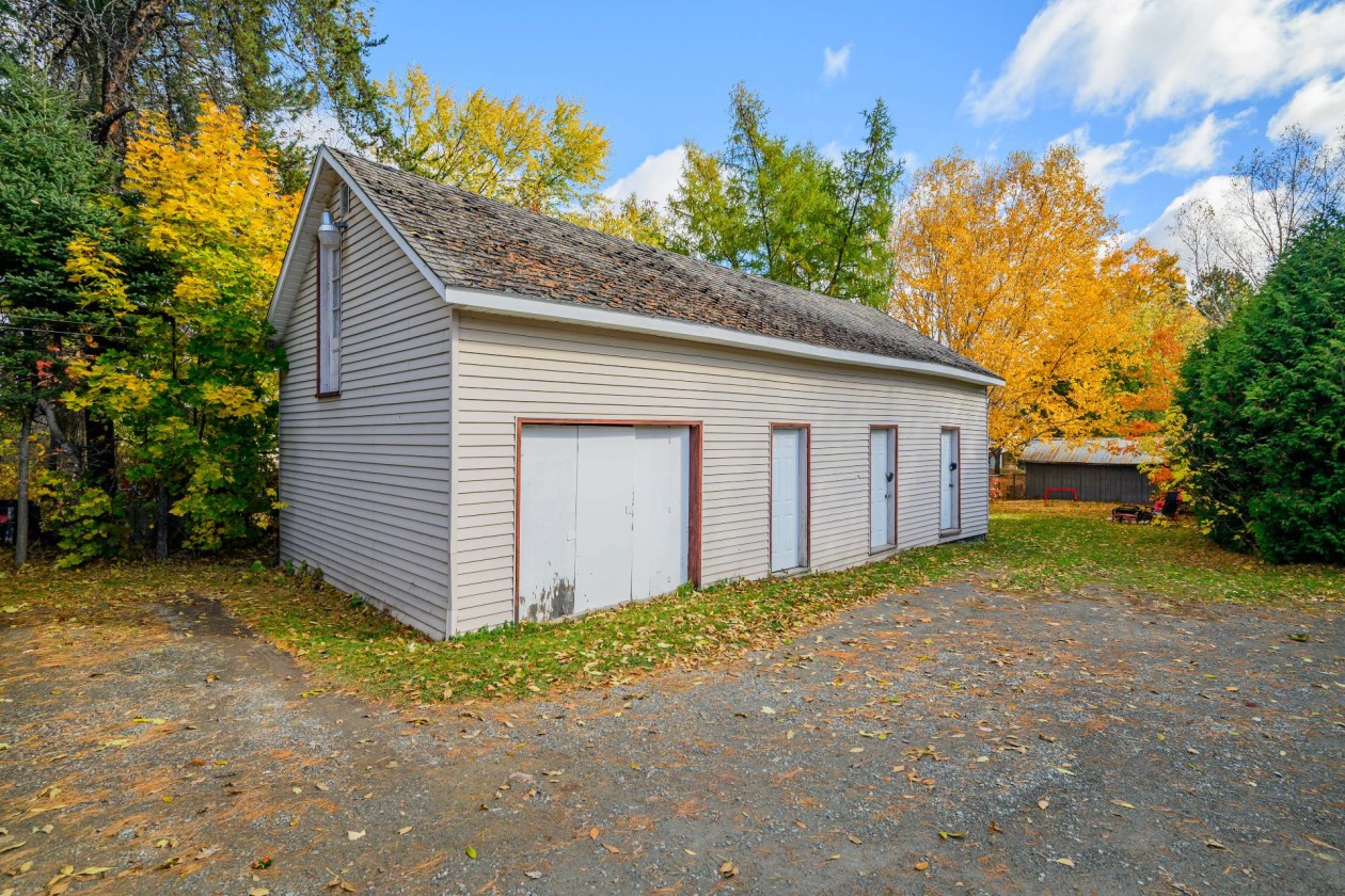 Garage — 10 - 10B Rue Bérubé, Témiscouata-sur-le-Lac