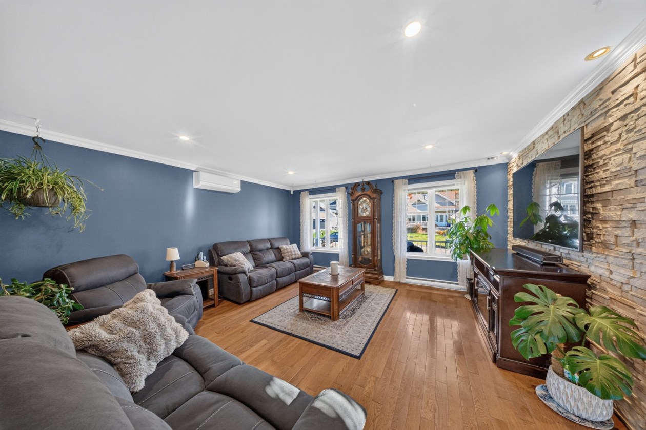 Salon — 150 Rue Ernest-Bergeron, Sherbrooke