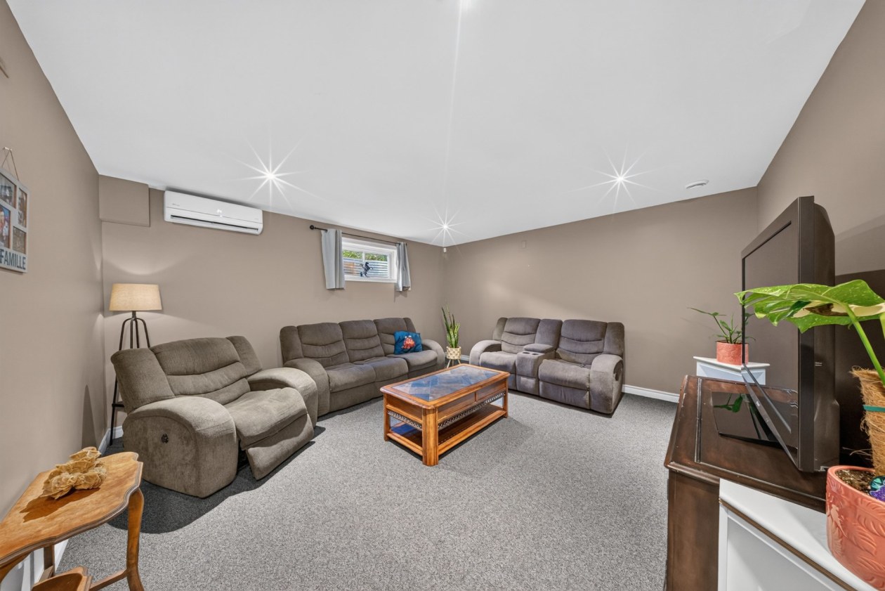 Salle familiale — 150 Rue Ernest-Bergeron, Sherbrooke